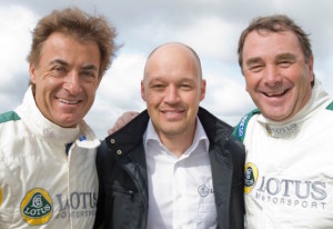 Jean Alesi (left) and Nigel Mansell (right) with Robert Lechner, the Lotus driving academy chief